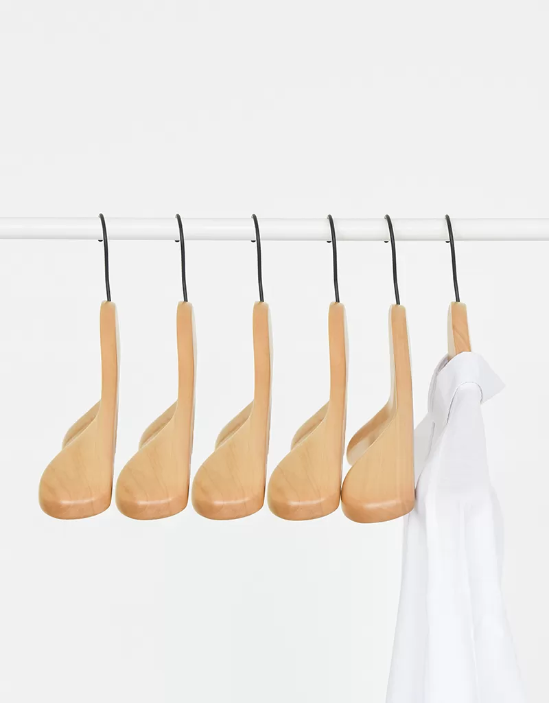 6pk Wood hanger with wide shoulders